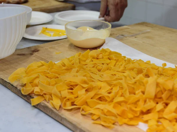 Preparación de pasta italiana cruda en tabla de cortar de madera — Foto de Stock