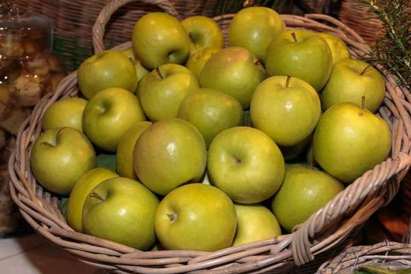 Hög med gröna äpplen i Wicker Box — Stockfoto