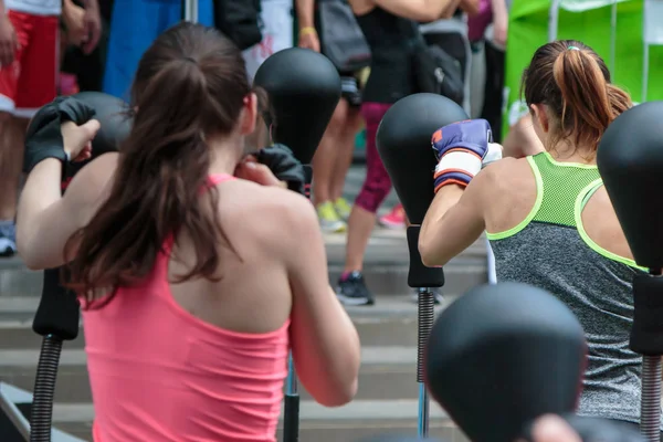 Dziewczyny w klasie Fitness: Trening z wolnostojące boks Dziurkacz — Zdjęcie stockowe