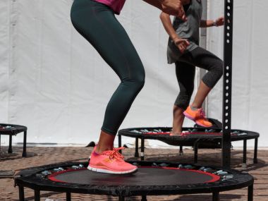 Mini trambolin egzersiz: Fitness Egzersiz sınıfta kız