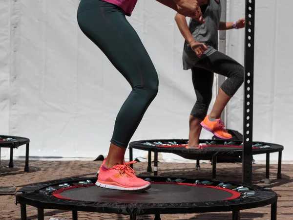 Mini trampolina treningu: Dziewczyna robi ćwiczenia Fitness w klasie — Zdjęcie stockowe