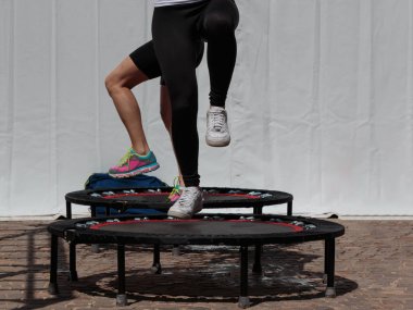 Mini trambolin egzersiz: Fitness Egzersiz sınıfta kız