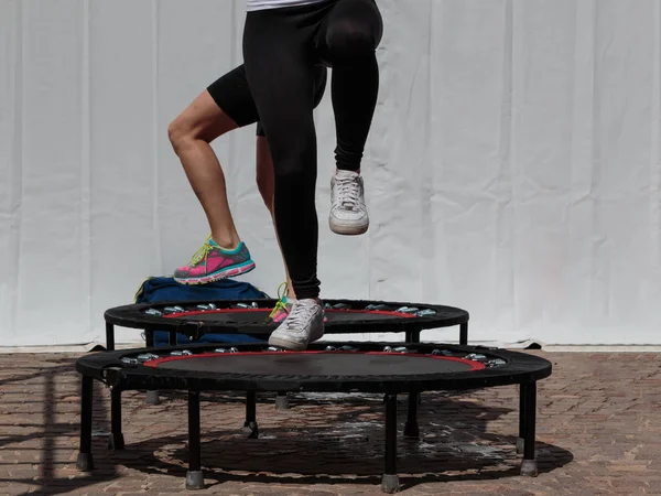 Mini treino de trampolim: Menina fazendo exercício de fitness na aula em — Fotografia de Stock