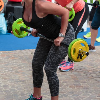 Fitness Egzersiz: Halter salonunda kullanan güzel kız