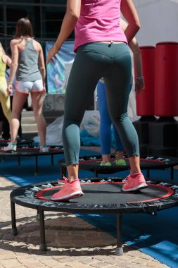 Mini trambolin egzersiz: Fitness Egzersiz sınıfta kız