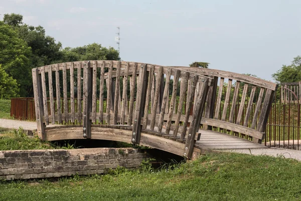 Puente peatonal de madera en un parque — Foto de Stock