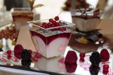 Cam konteyner karışık Çilek Mousse