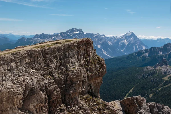 Горный хребет с большим камнем среди бесплодных гор на итальянском языке — стоковое фото