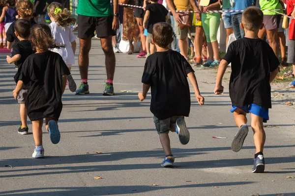 公園を走っている黒の t シャツと子供 — ストック写真