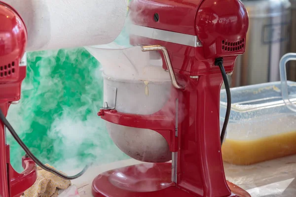 Rotes Kochgerät, elektrische Backmaschine — Stockfoto