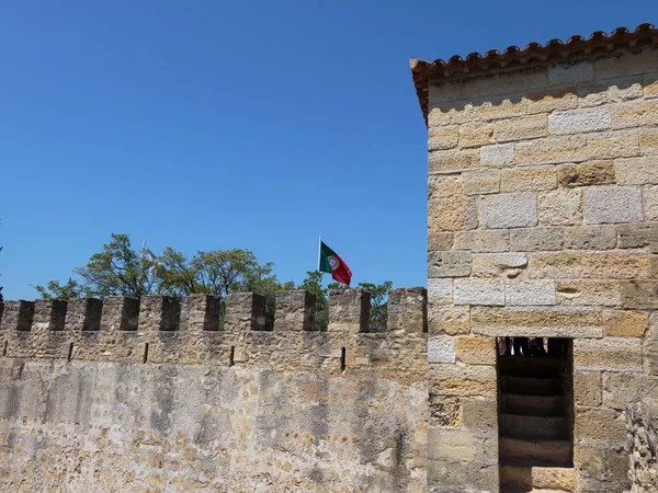 Hrad São Jorge: vnější zdi a portugalské vlajky — Stock fotografie