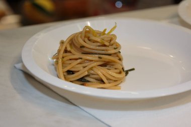 Spagetti sosu ve otlar, pişmiş makarna çeşitleri