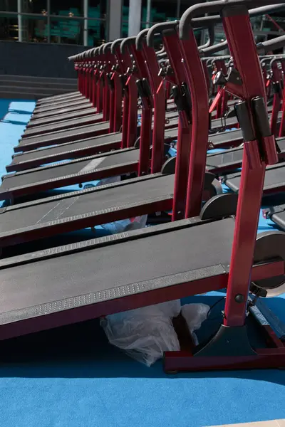 Doğrultusunda Modern koşu bandı grubu