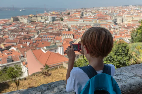 Çocuk alır panoramik fotoğraflar Sao Jorge Kalesi: havadan görünümü 