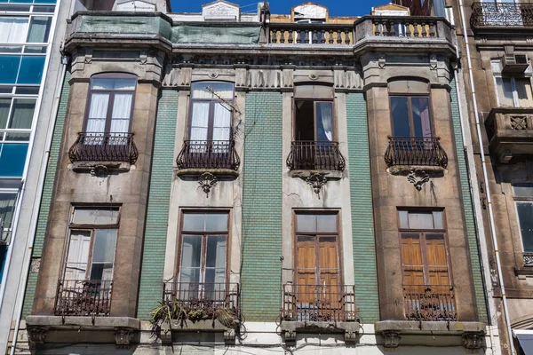 Typická Portugalská architektura: Dlaždice Azulejos fasády s Antiq — Stock fotografie