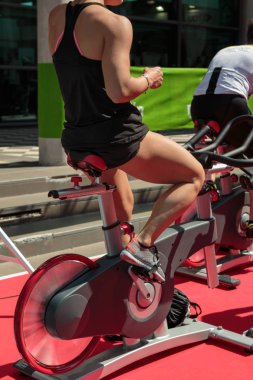 Kız vasıl jimnastik salonu: egzersiz bisikleti iplik ile