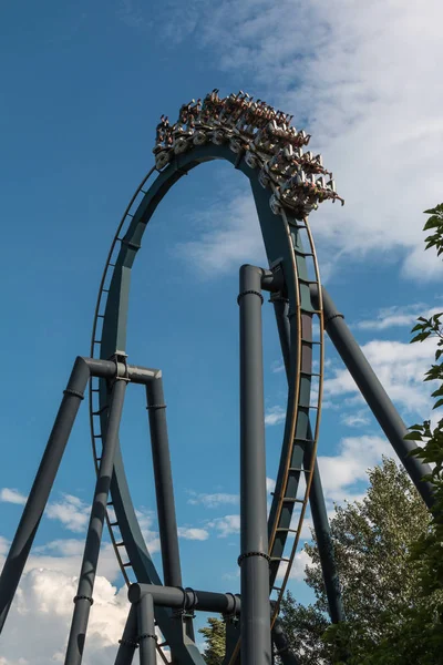 Czerwony Roller-coaster torze wewnątrz parku rozrywki publicznej — Zdjęcie stockowe