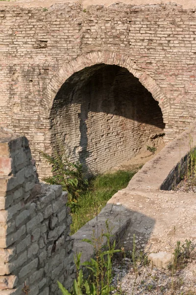 Entrada al antiguo túnel de piedra en el Parque Italiano — Foto de Stock