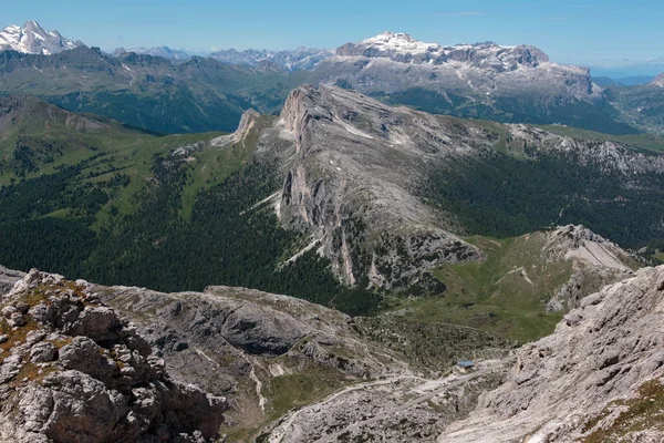 Mountain Ridge com grande pedra entre montanhas estéreis em italiano — Fotografia de Stock Grátis