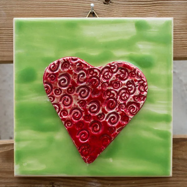 ของที่ระลึกเซรามิกรูปหัวใจสีสันสดใส — ภาพถ่ายสต็อก
