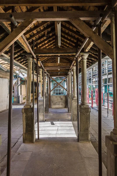 Stará architektura: Arkády uvnitř na galerii Bolhao trh v Porto — Stock fotografie