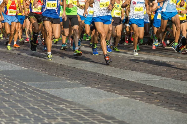 Le persone che corrono in città maratona — Foto Stock