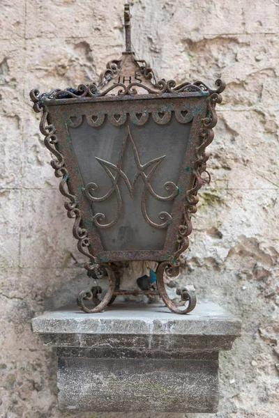 Lámpara medieval antigua con decoración de tema religioso — Foto de Stock