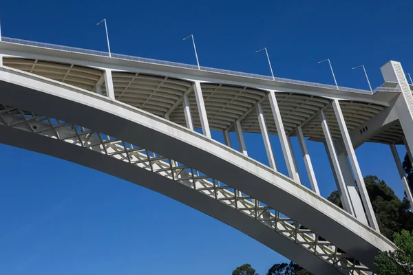 Современный мост Хигвэй через реку Дору в Порту, Порту — стоковое фото