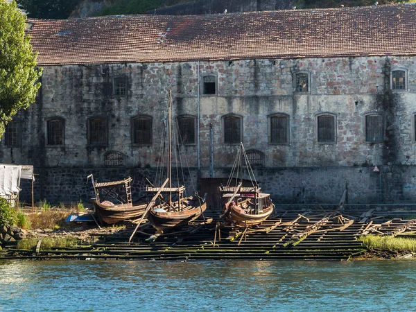 Dřevěné skluz a Rabelo lodě na břehu řeky Douro - — Stock fotografie