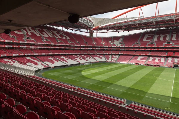 Vista del Estadio Da Luz: Asiento Rojo Vacío y Campo de Fútbol Verde — Foto de Stock