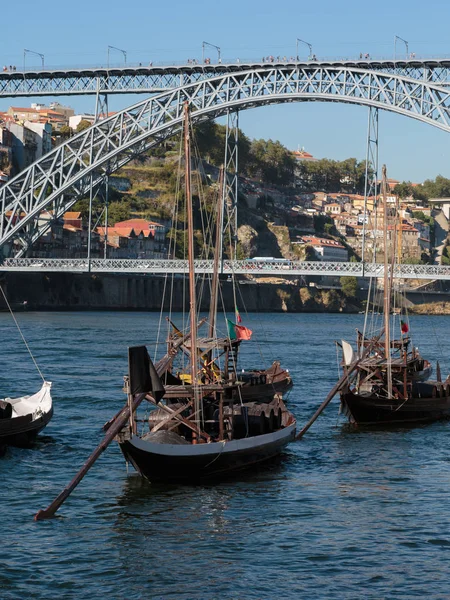 Rabelo tradycyjne łodzie na brzegu rzeki Douro - Porto, — Zdjęcie stockowe