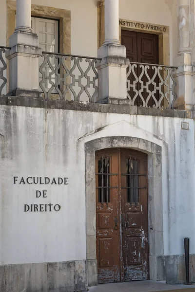 Facultad de Derecho: Entrada principal en la Plaza de la Universidad de Coimbra, Portu — Foto de Stock