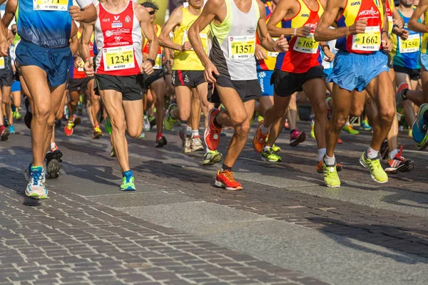 Menschen laufen beim Stadtmarathon — Stockfoto