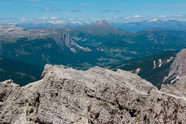 Crête des montagnes parmi les montagnes stériles dans les Alpes Dolomites italiennes — Photo