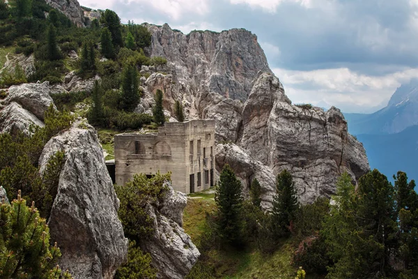 Opuštěná budova ruiny v scenérie Alp italské Dolomity — Stock fotografie zdarma