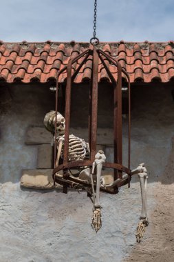 Bir kafeste korsan bandana ile insan iskelet oyuncak