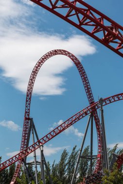 Kırmızı Roller-coaster parça içinde kamu eğlence parkı