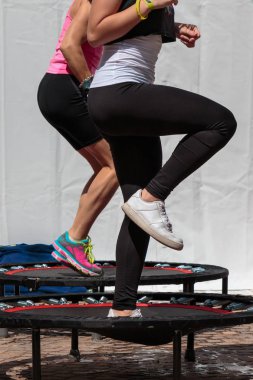 Mini trambolin egzersiz: Fitness Egzersiz sınıfta kız