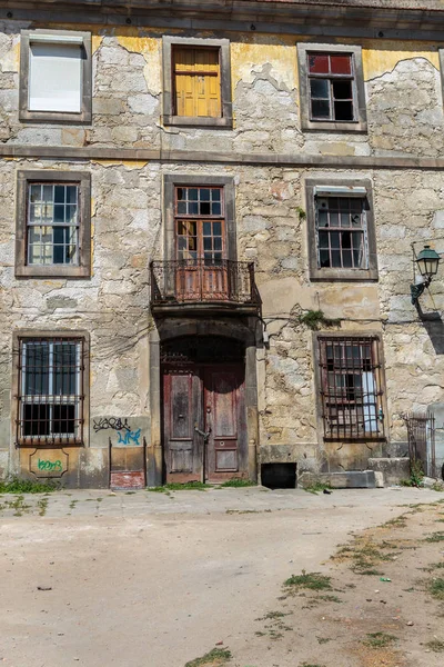 Antika Portekizce Mimarlık: Bina cephe Wrecked — Stok fotoğraf