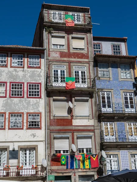 Arquitetura Portuguesa Colorida Típica: Azulejos Fachada w — Fotografia de Stock