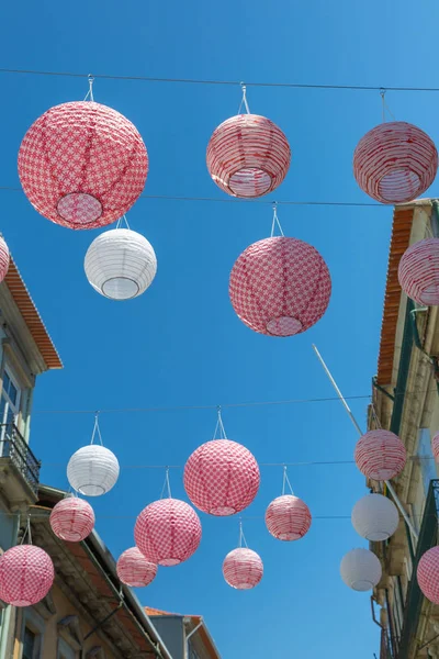 Růžový Lampion kulovitý pověšen v Porto ulici mezi House — Stock fotografie