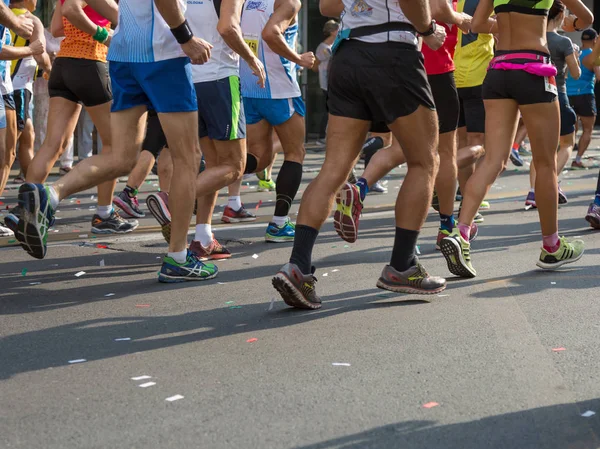 Gente corriendo en maratón de la ciudad — Foto de Stock