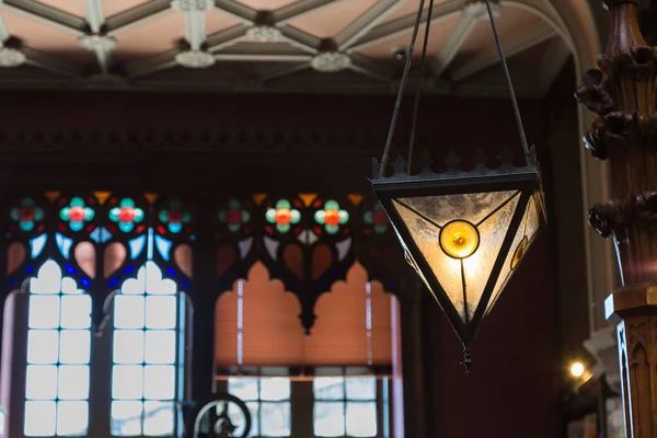 Lámpara de araña de cristal de colores antiguos en librería y ventanas grandes — Foto de Stock