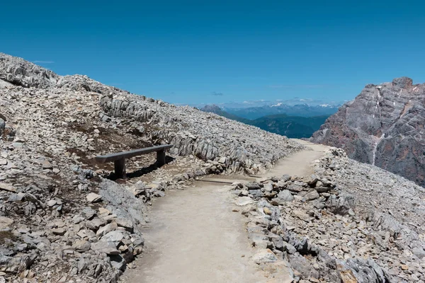 Camino de piedra entre montañas estériles en los Dolomitas Italianos Alpes en S — Foto de stock gratuita