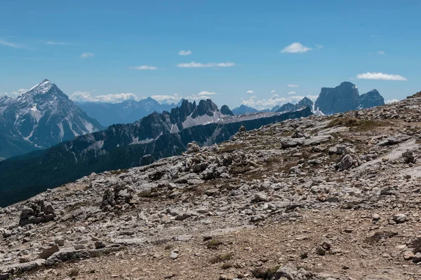 Montaña Ridge con piedra grande entre las montañas estériles en italiano —  Fotos de Stock