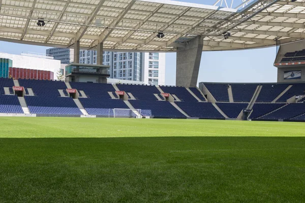 Assentos azuis, Green Pitch e Galeria dentro do Estádio Vazio Befo — Fotografia de Stock