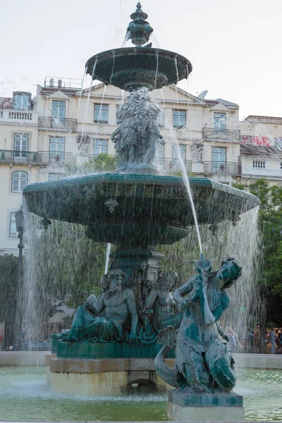 巴洛克风格在里斯本，葡萄牙的罗西奥广场喷泉 — 图库照片
