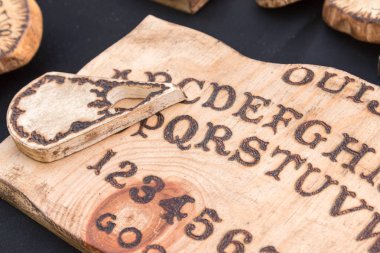 Ahşap tahta Ouija: Ruhları iletişim