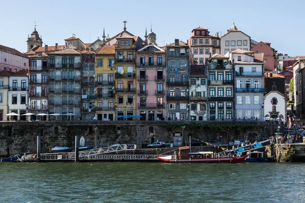 Fachadas coloridas de casas típicas na margem do rio Dour — Fotografia de Stock