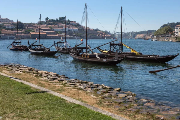Typowy Rabelo łodzie na brzegu rzeki Douro - Porto, Por — Zdjęcie stockowe